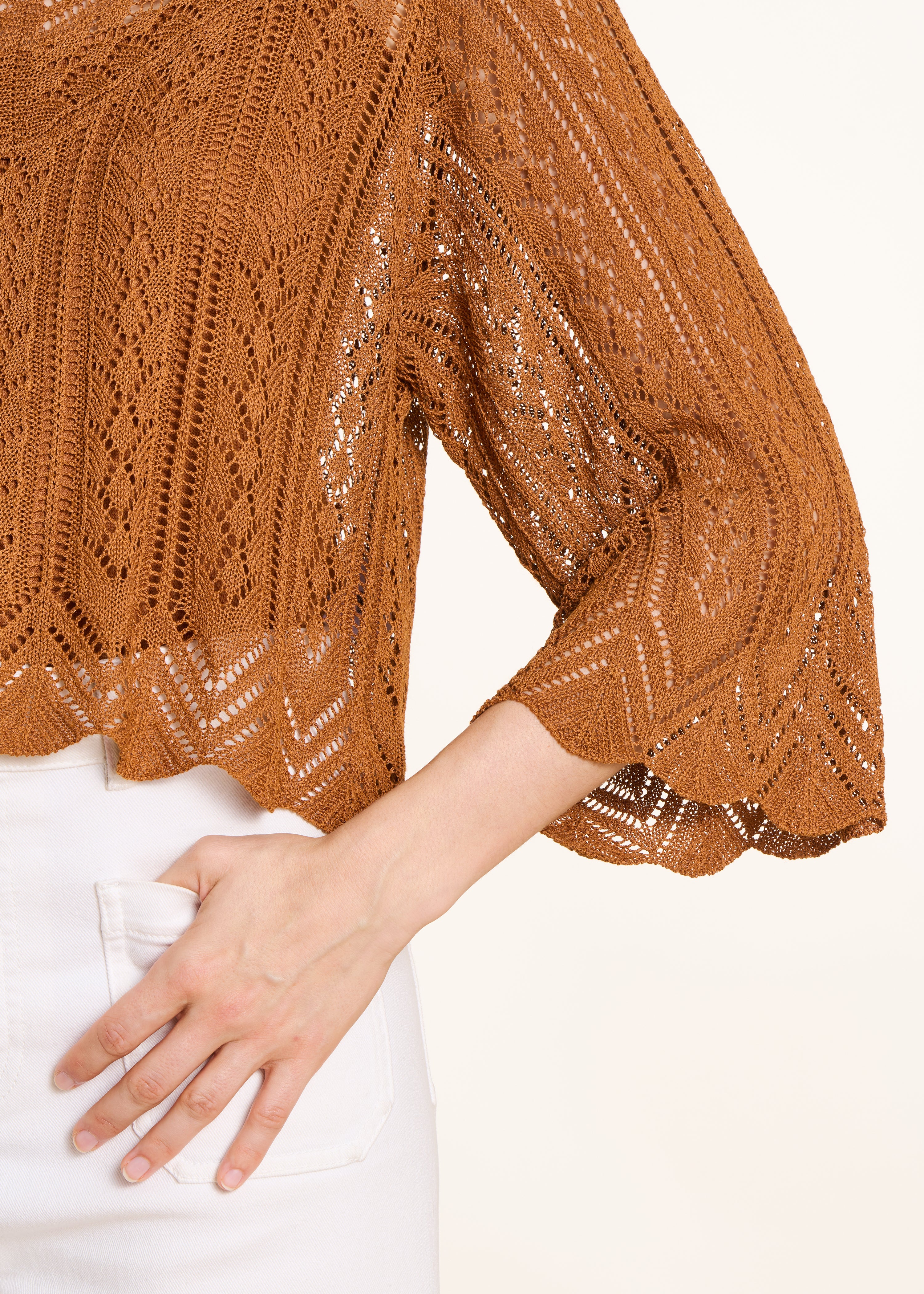 Pull court marron en maille fine ajourée - Image 6
