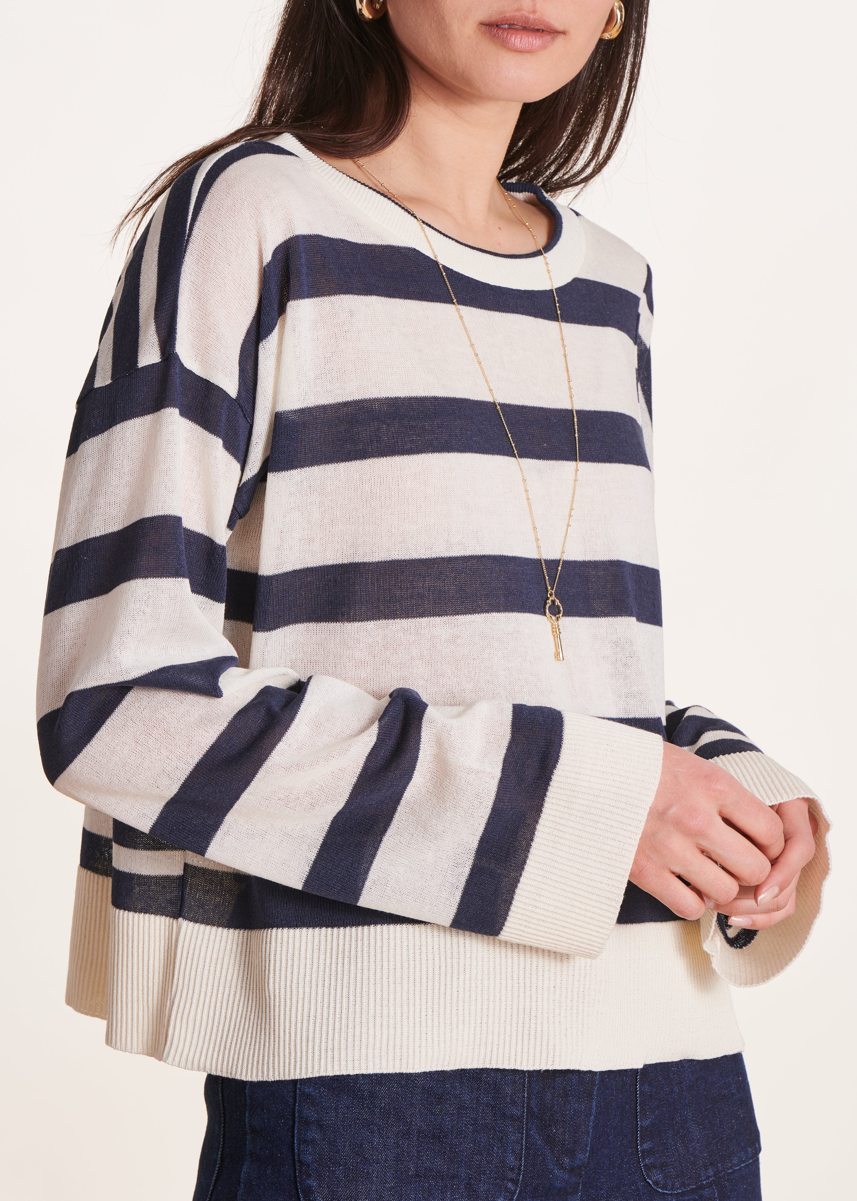 Pull bleu marine rayé ample en maille fine - Image 5