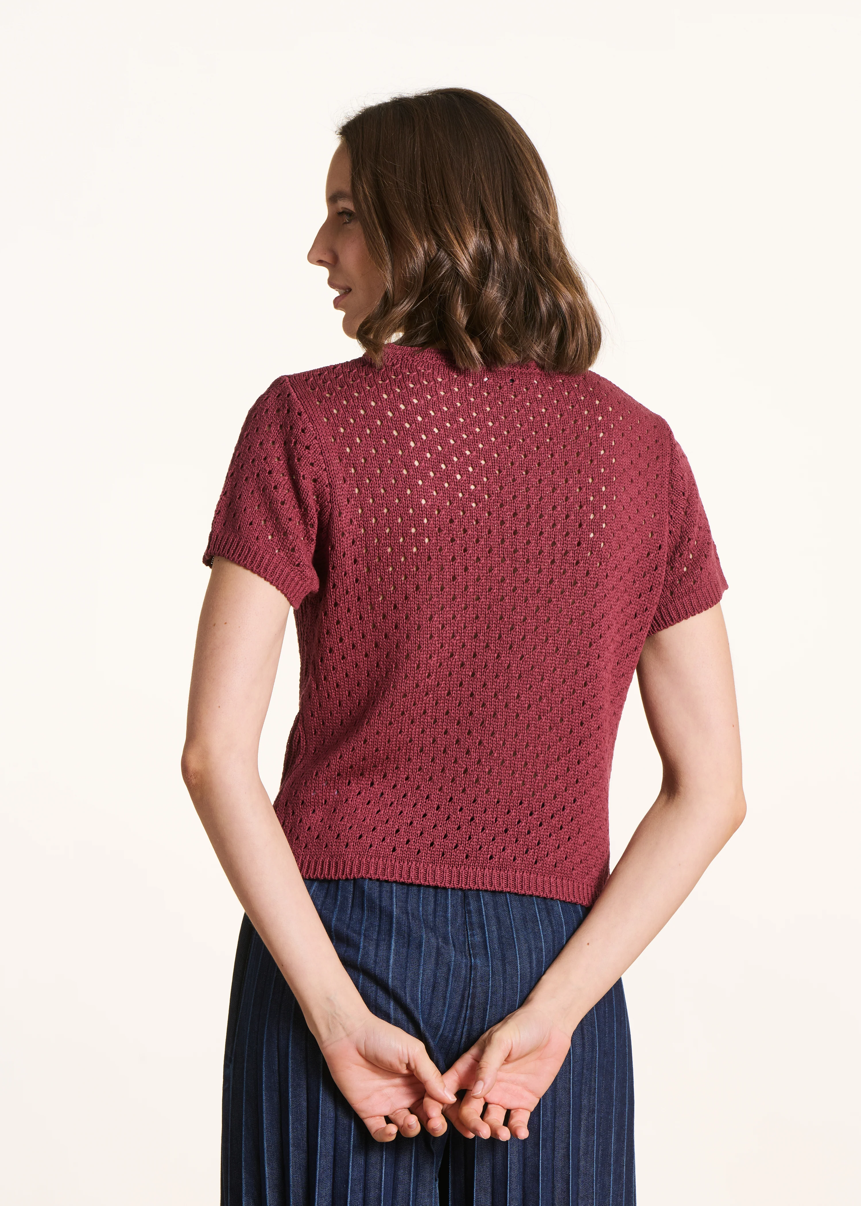 Pull bordeaux en maille crochet ajourée - Image 3