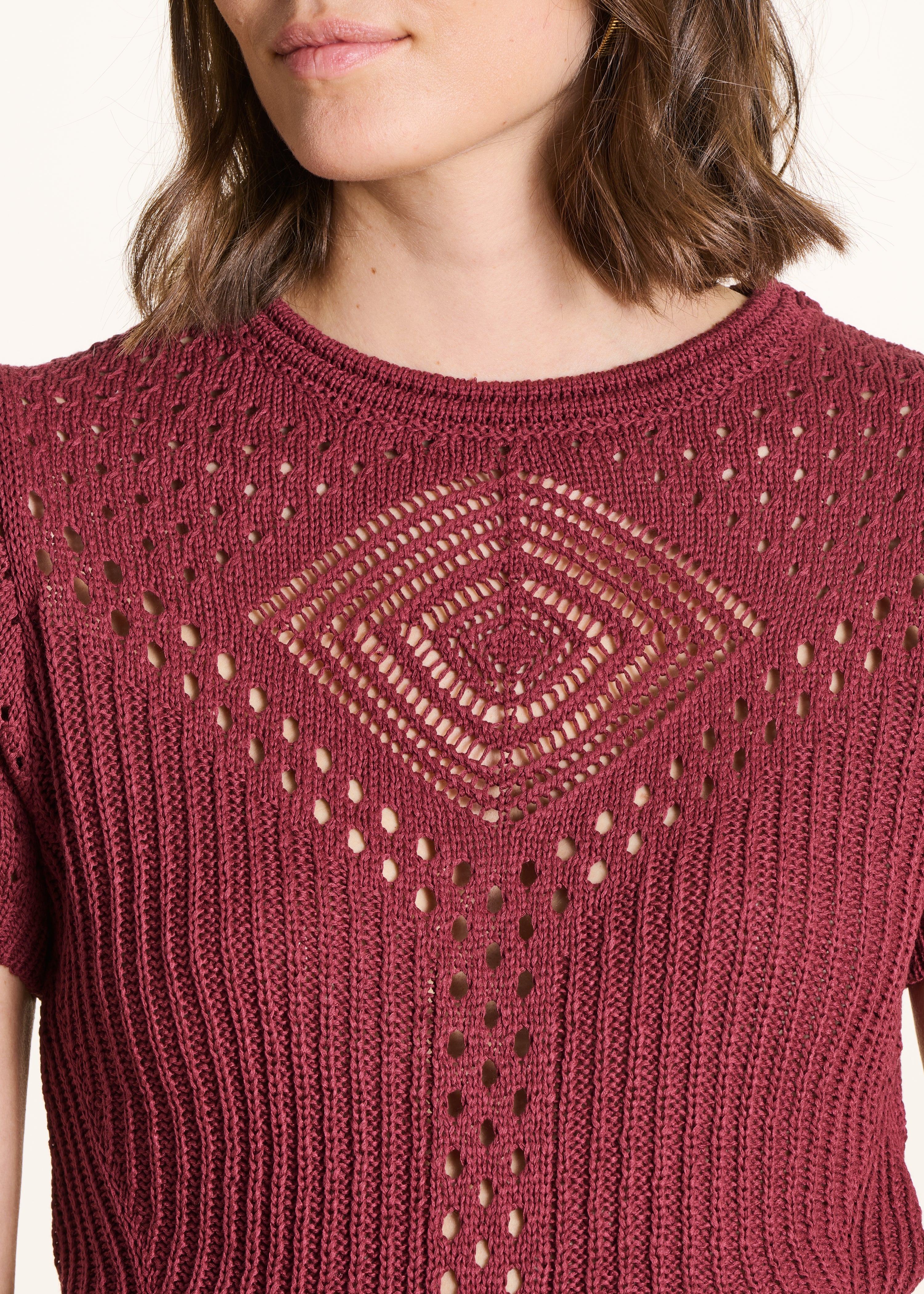 Pull bordeaux en maille crochet ajourée - Image 5