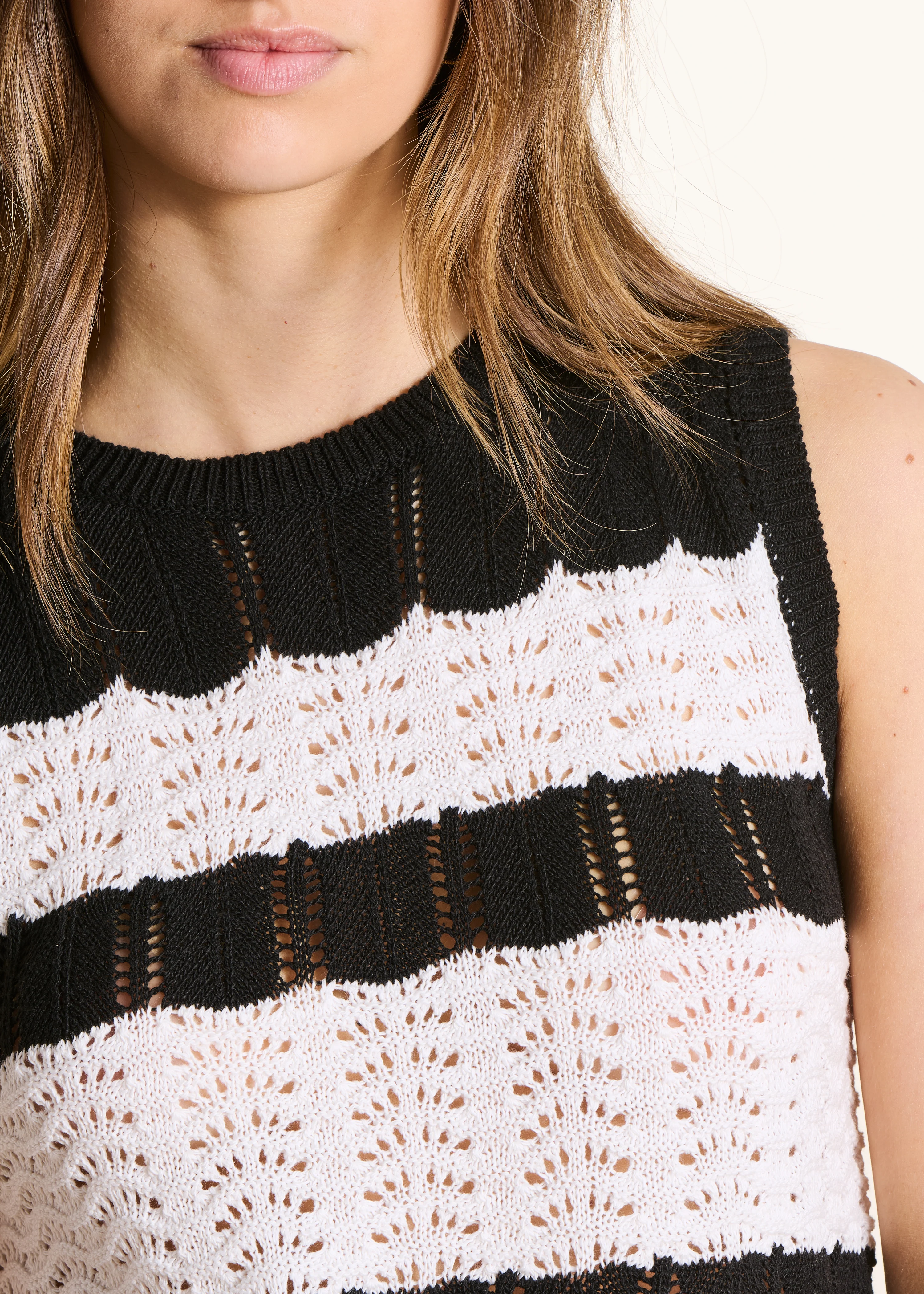 Pull noir en maille rayée ajourée - Image 5