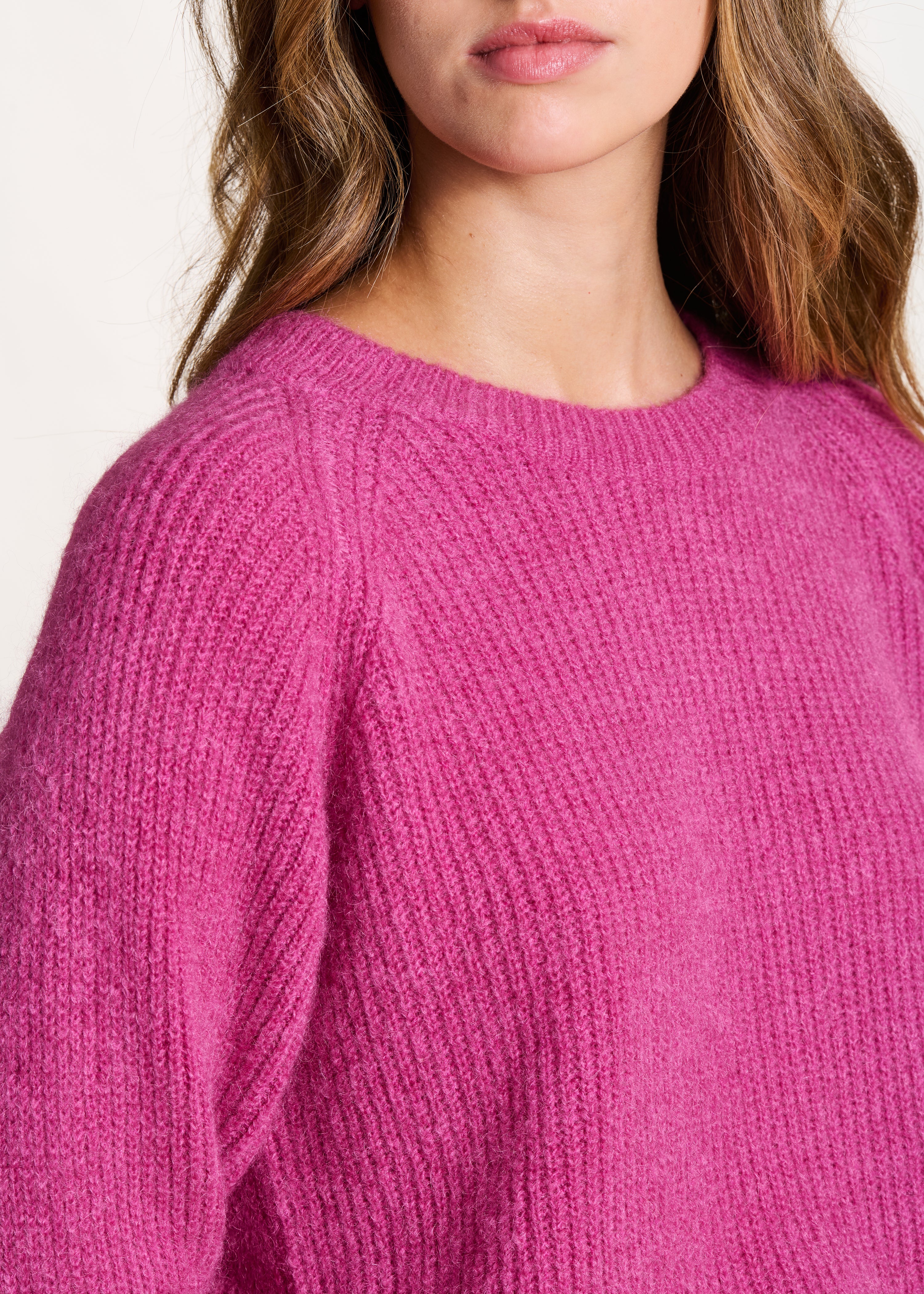 Pull rose fuchsia manches longues col rond maille à côtes - Image 5