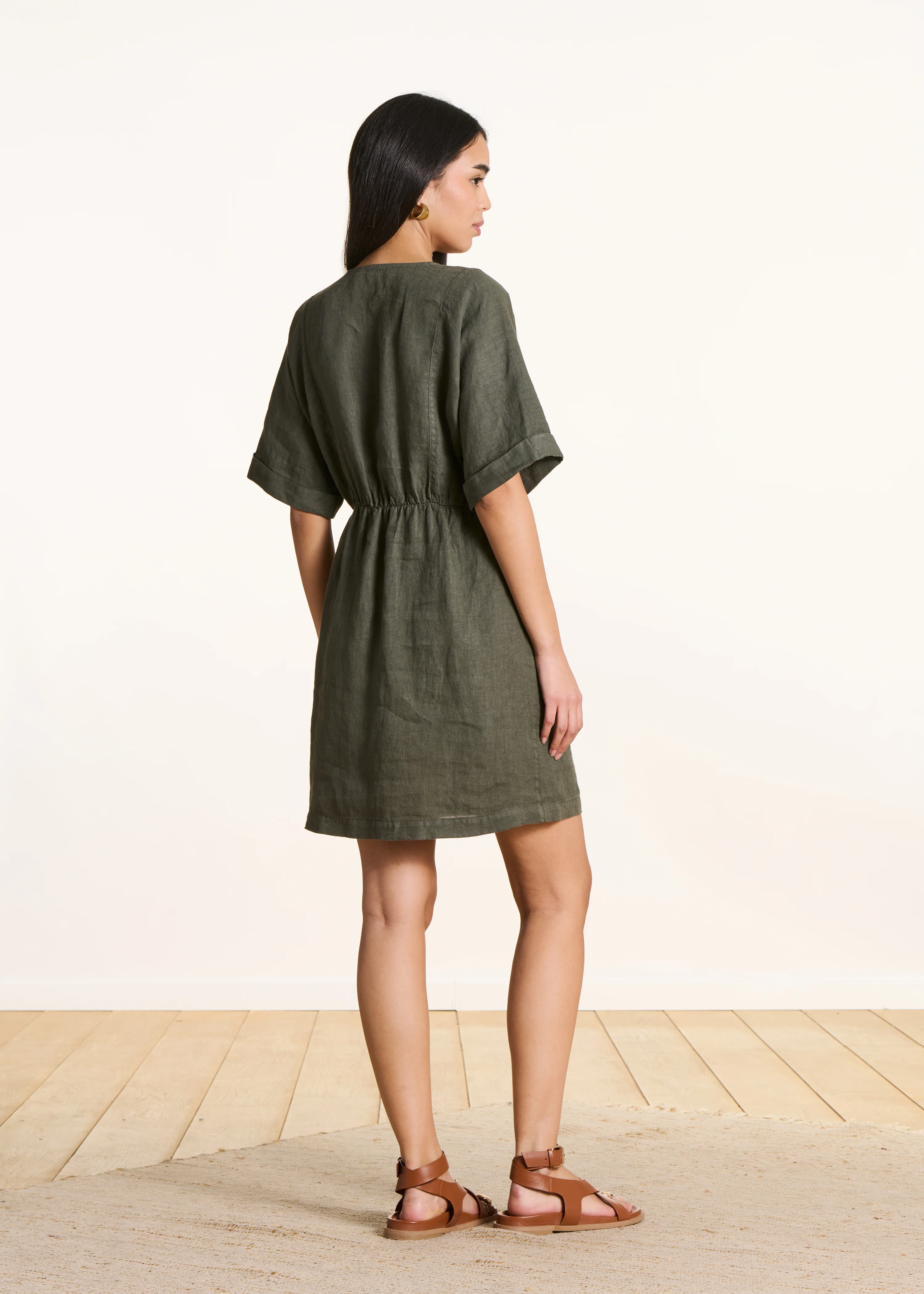 Robe courte ample kaki en lin col V - Image 2
