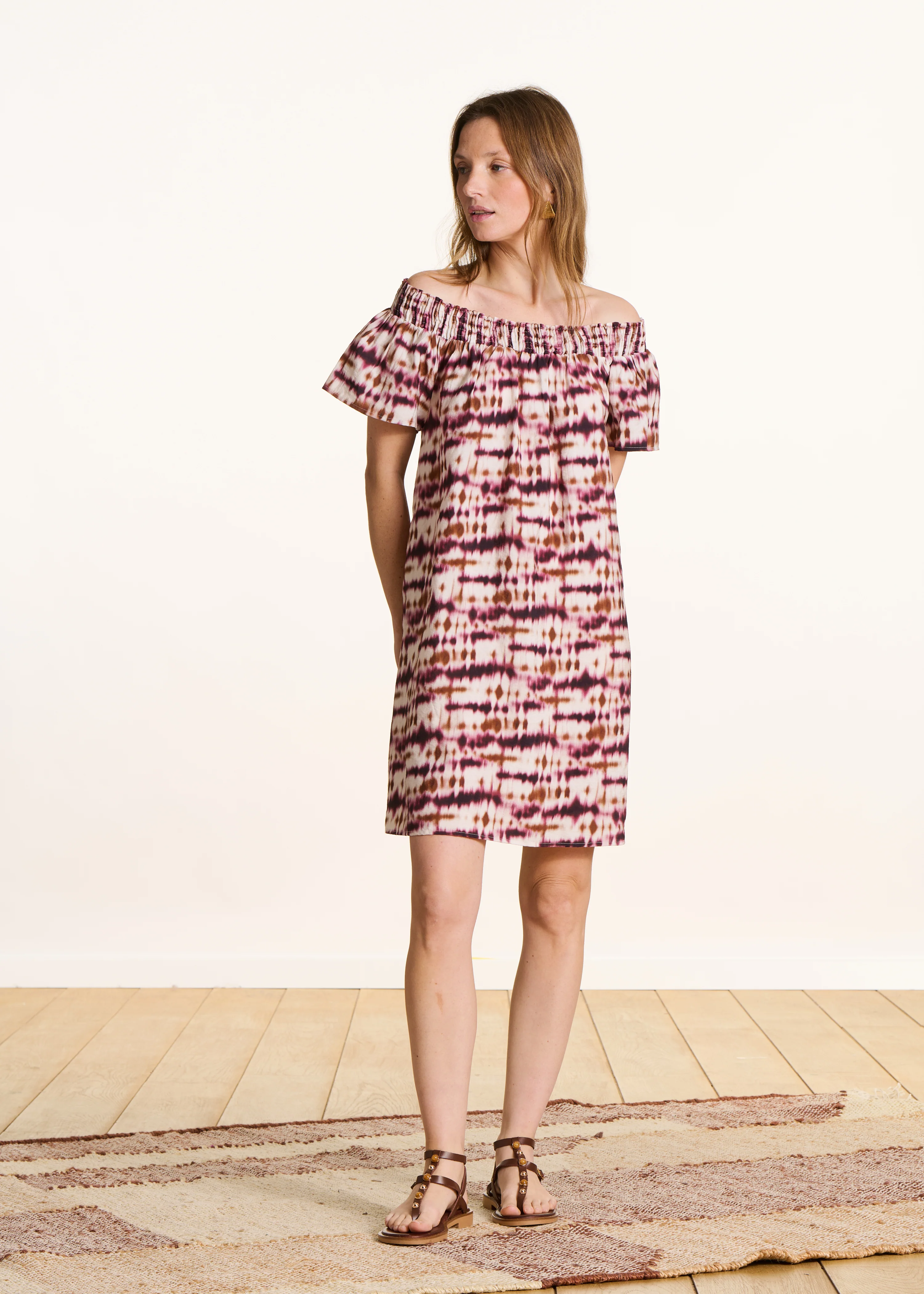 Robe courte épaules dénudées à imprimé tie & dye bordeaux - Image 3