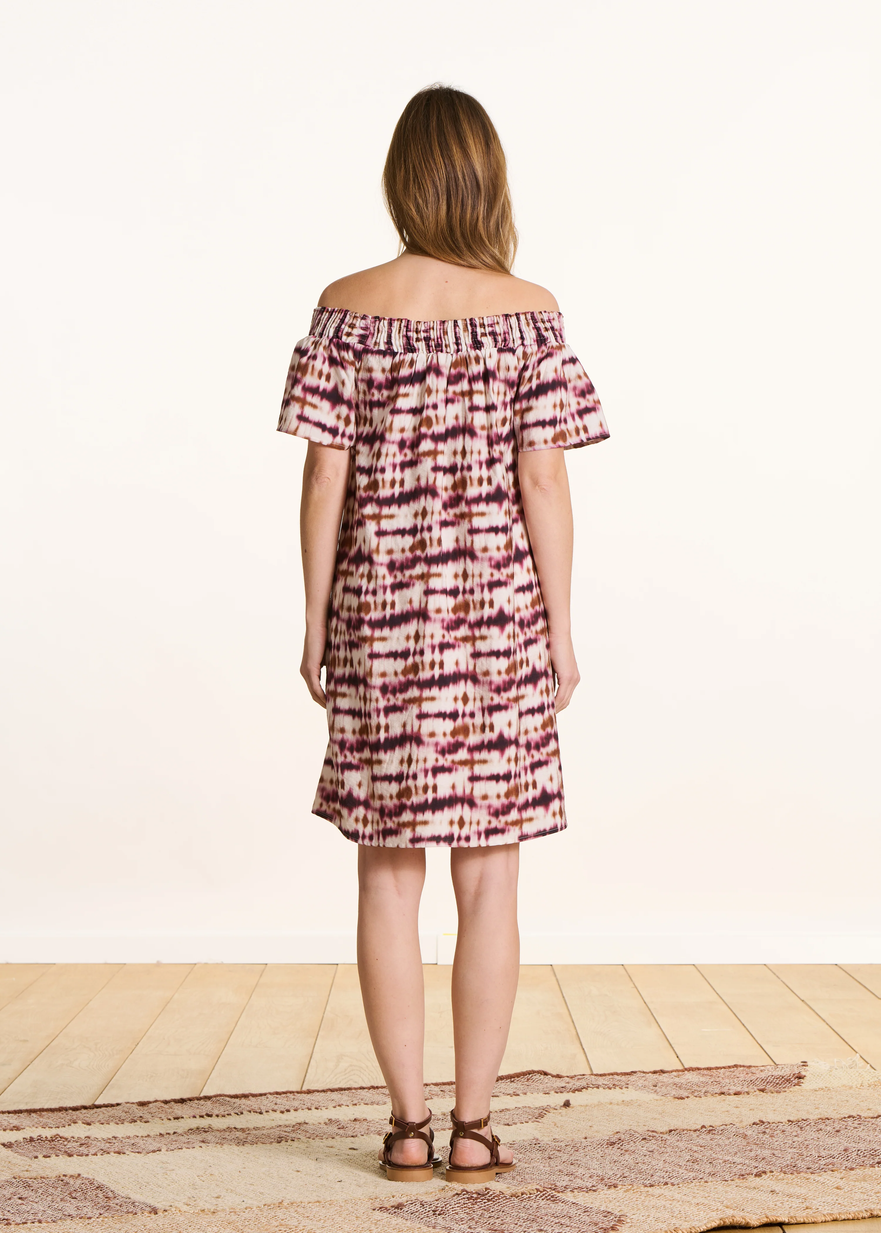 Robe courte épaules dénudées à imprimé tie & dye bordeaux - Image 4