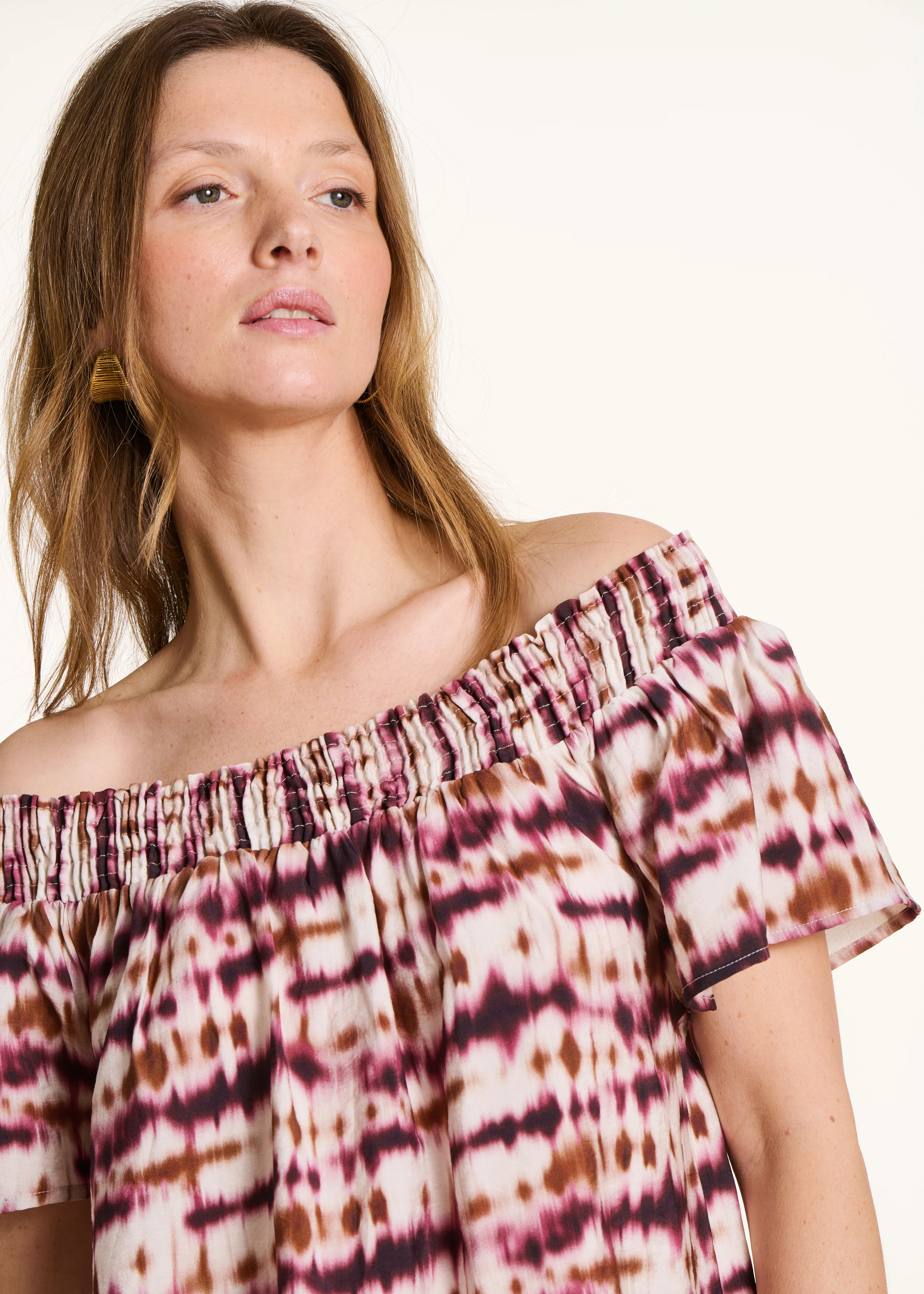 Robe courte épaules dénudées à imprimé tie & dye bordeaux - Image 6