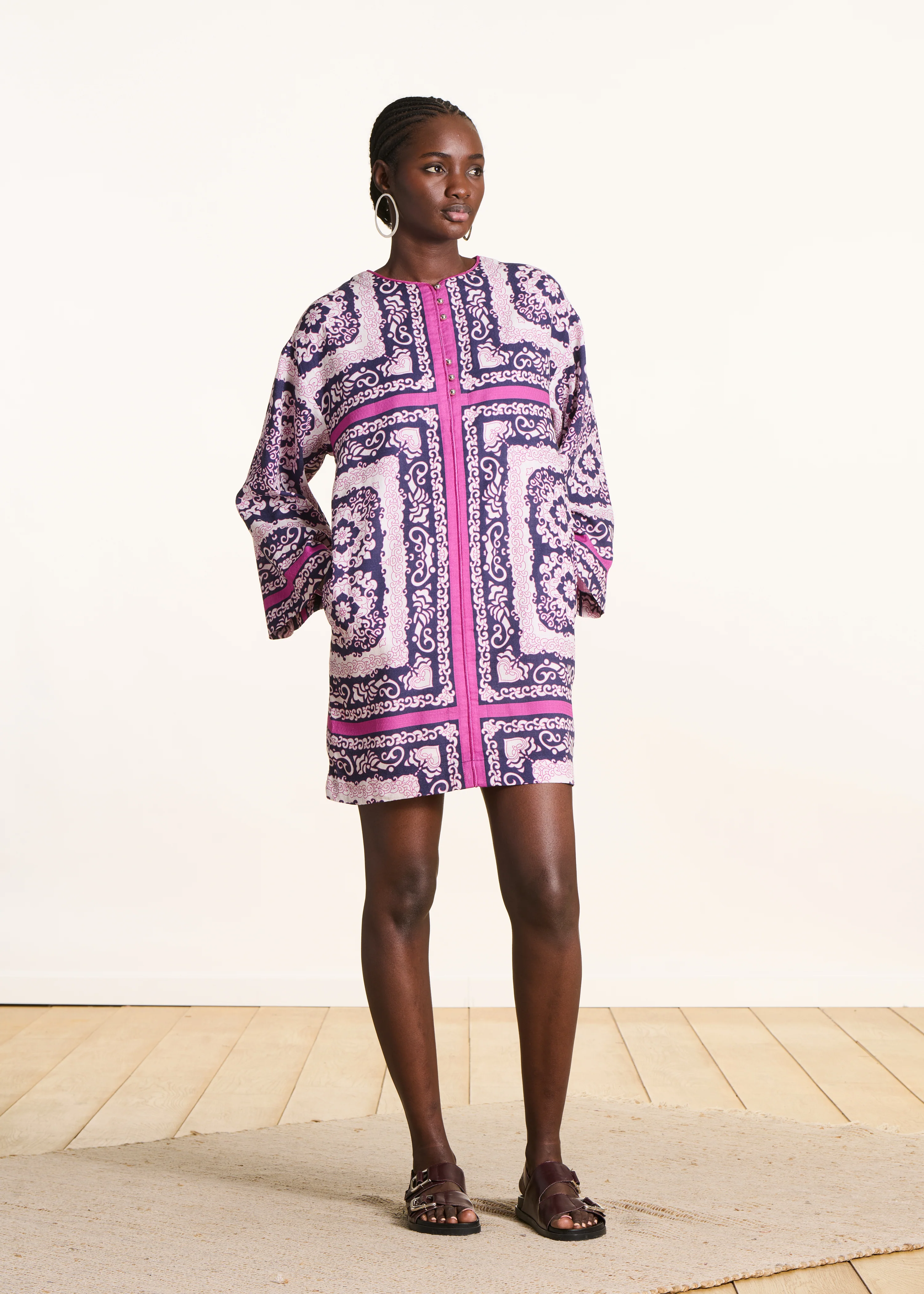 Robe courte droite violet et rose à imprimé foulard