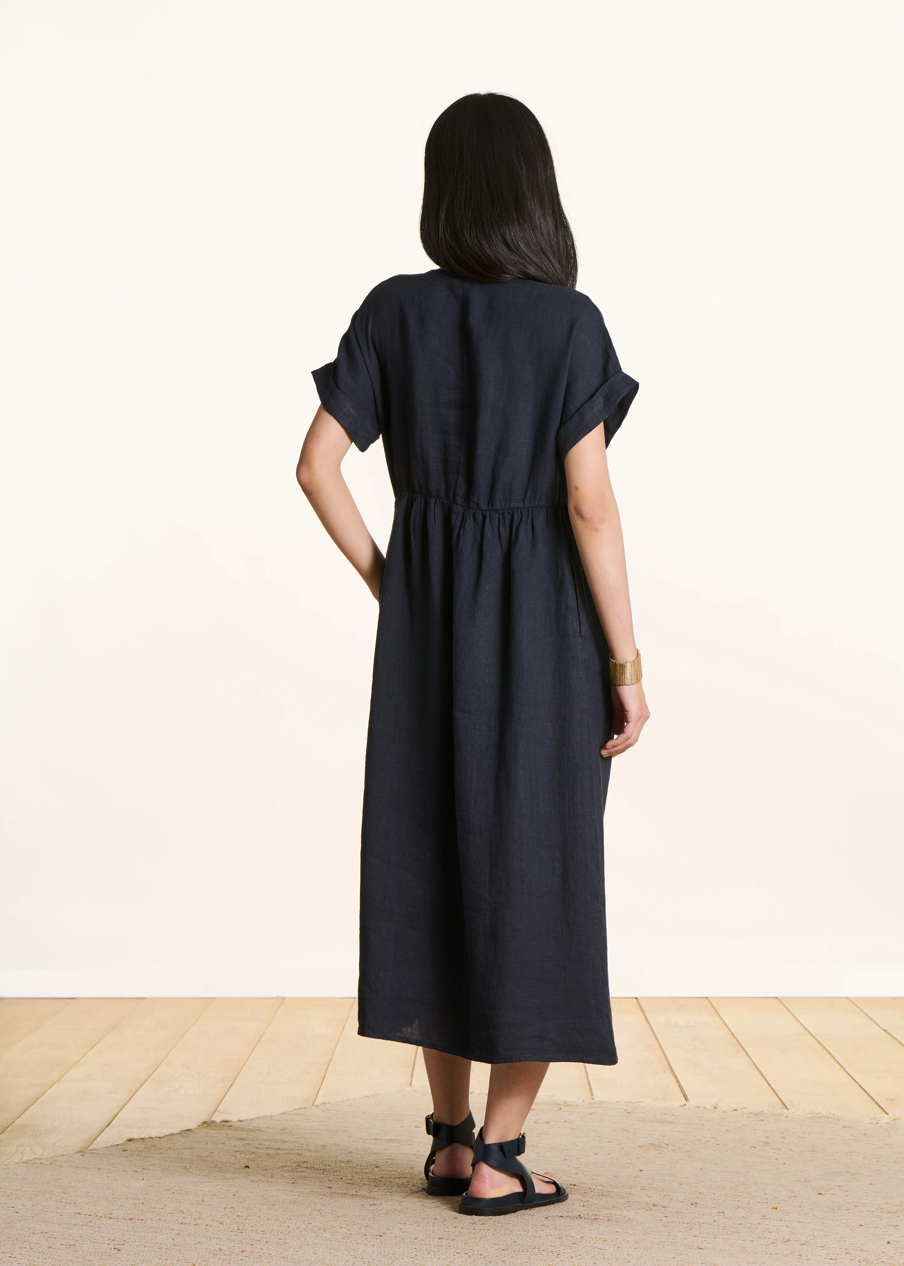 Robe longue ample en lin bleu foncé manches courtes - Image 2