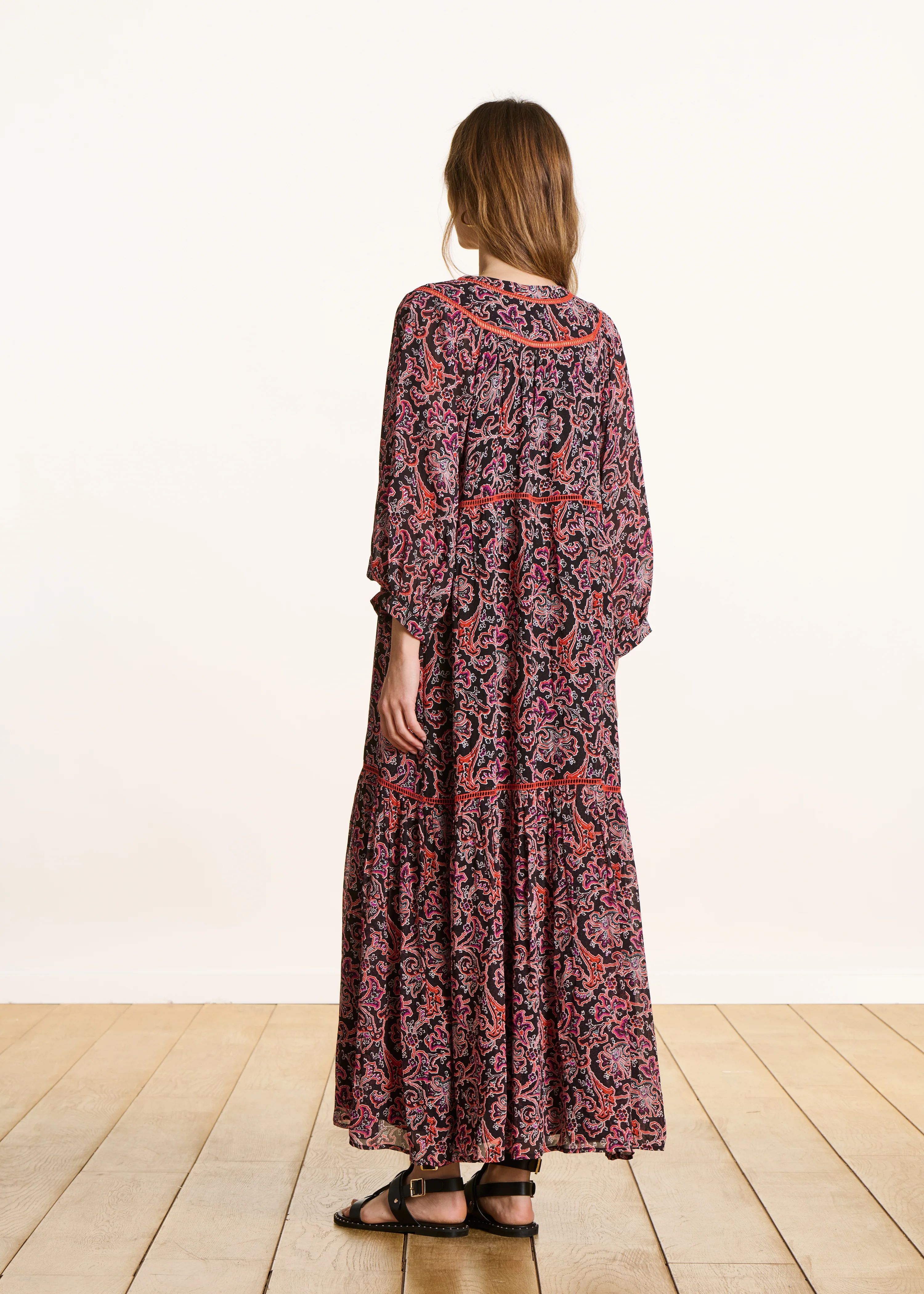 Robe longue noire manches 3/4 à imprimé floral - Image 3
