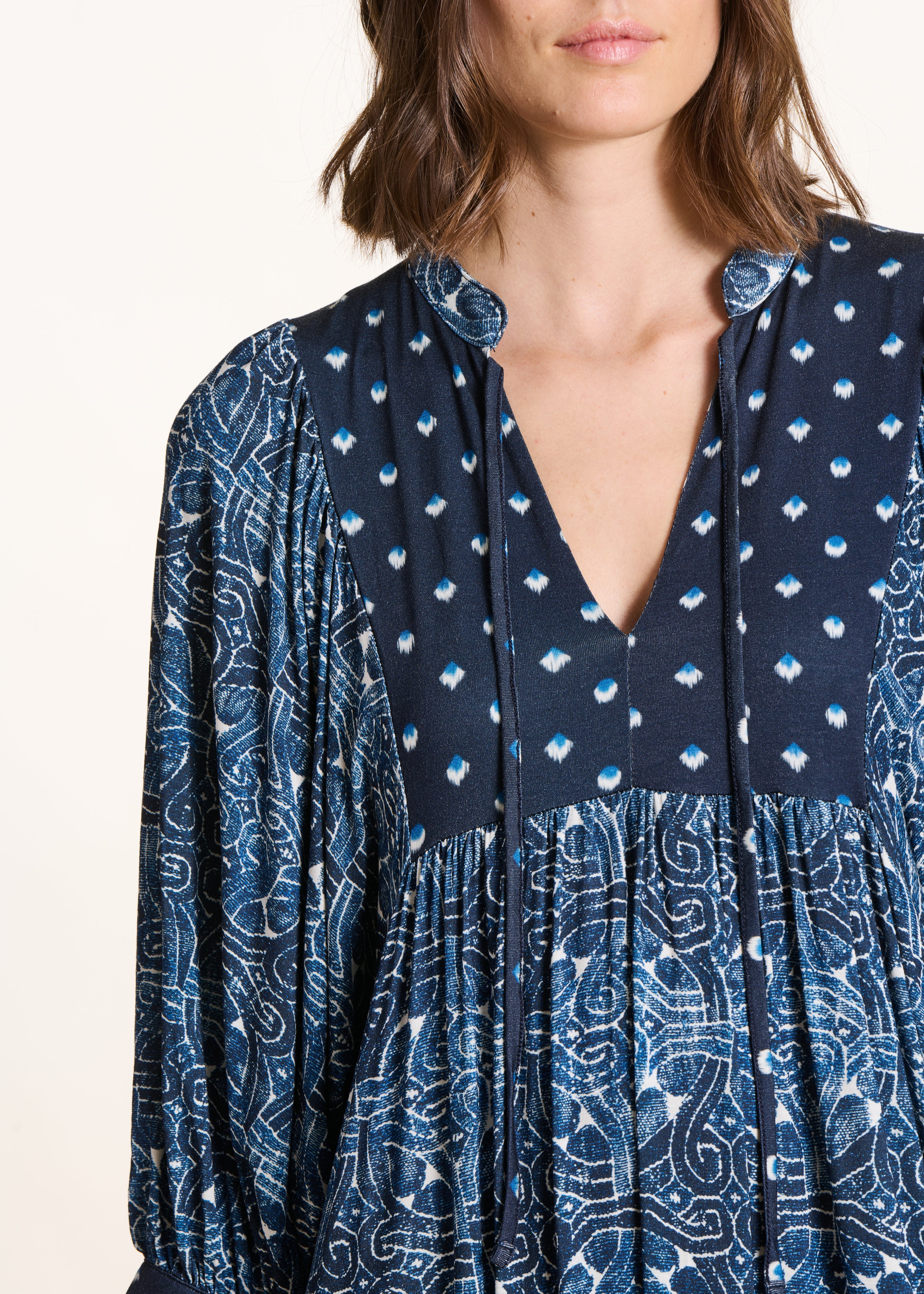 Robe longue ample bleue patchwork d'imprimés - Image 5