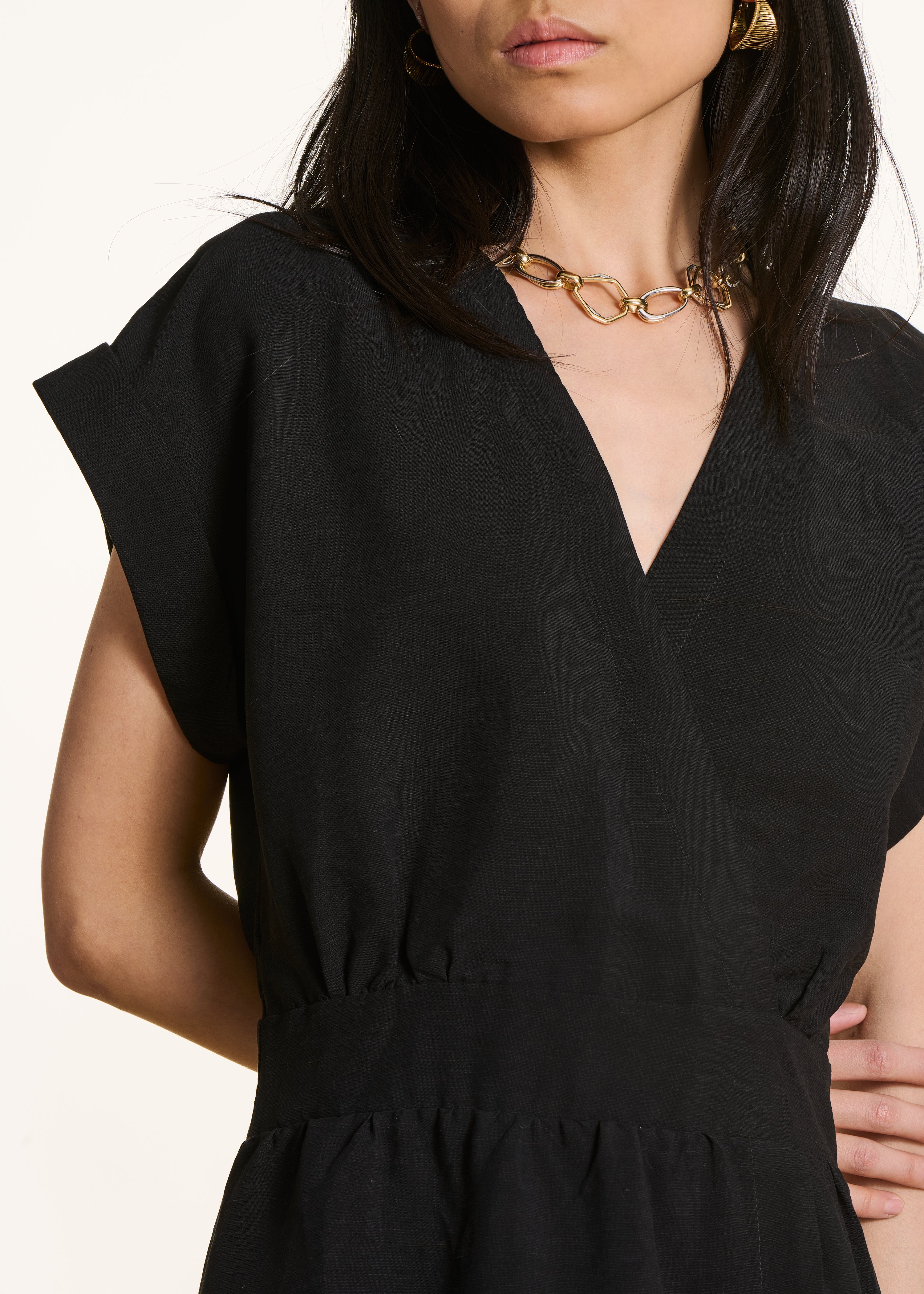 Robe longue cintrée noire cache-cœur en lin mélangé - Image 4