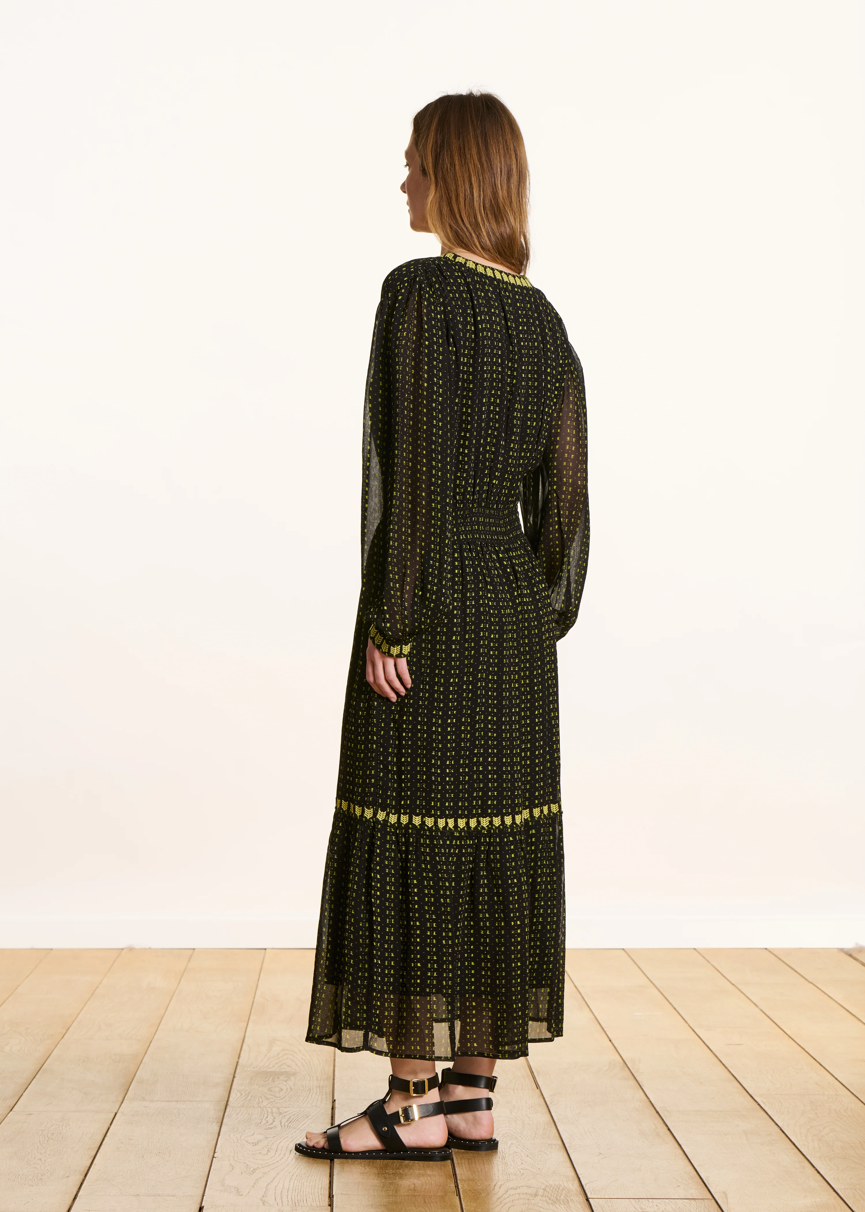 Robe longue cintrée en voile noir brodé manches longues - Image 3