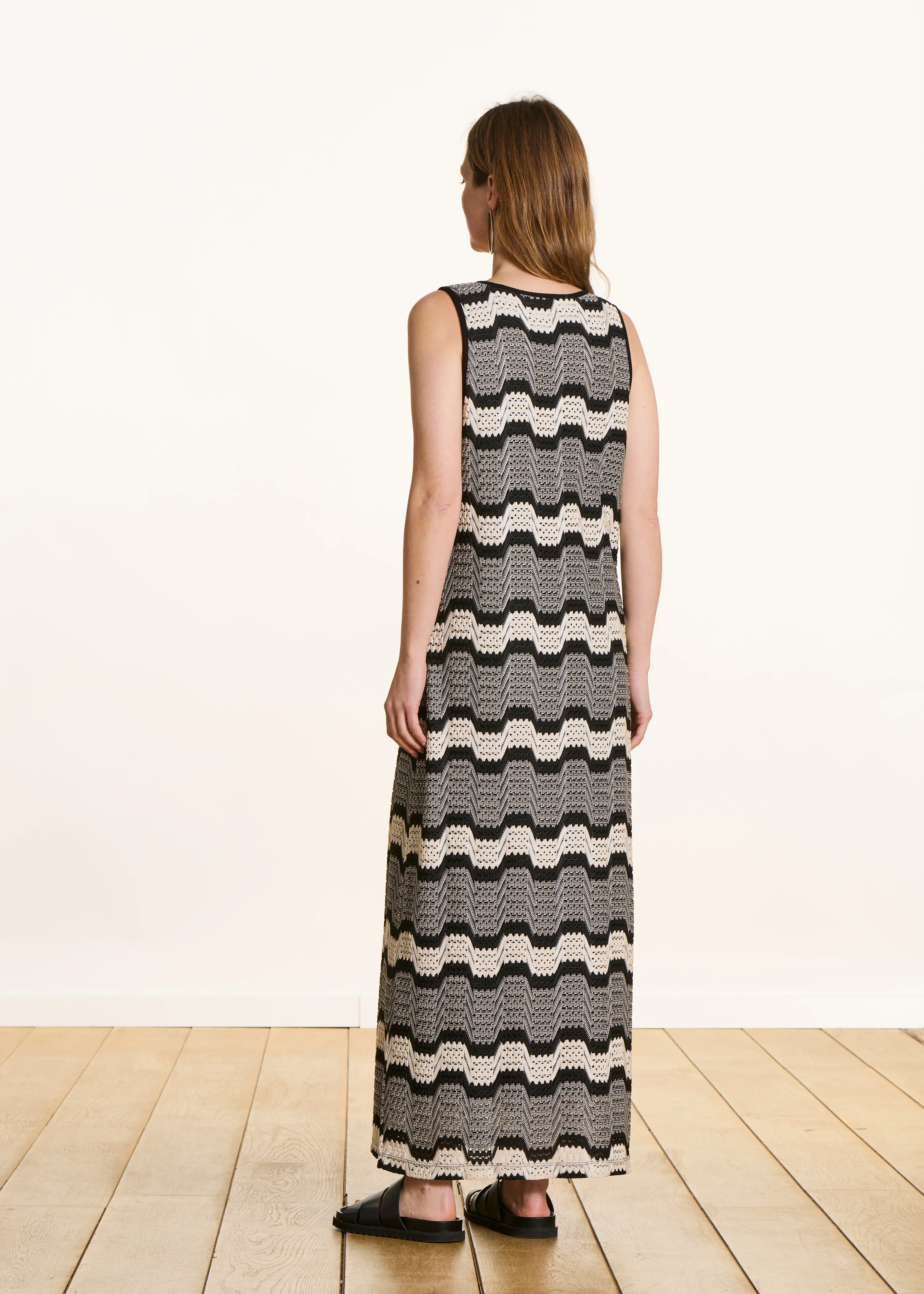 Robe longue sans manches noire en crochet - Image 3