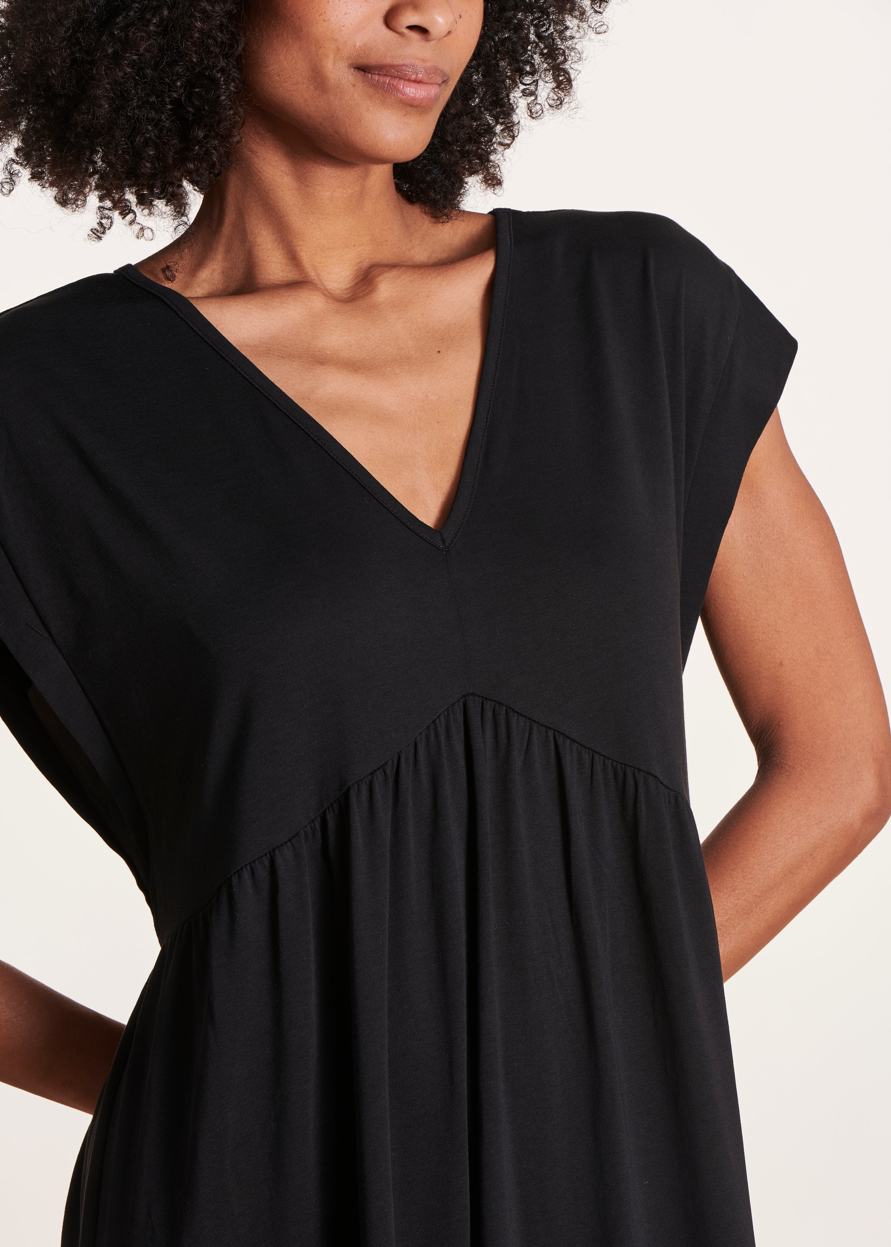Robe midi fluide noire à col V en lyocell - Image 4
