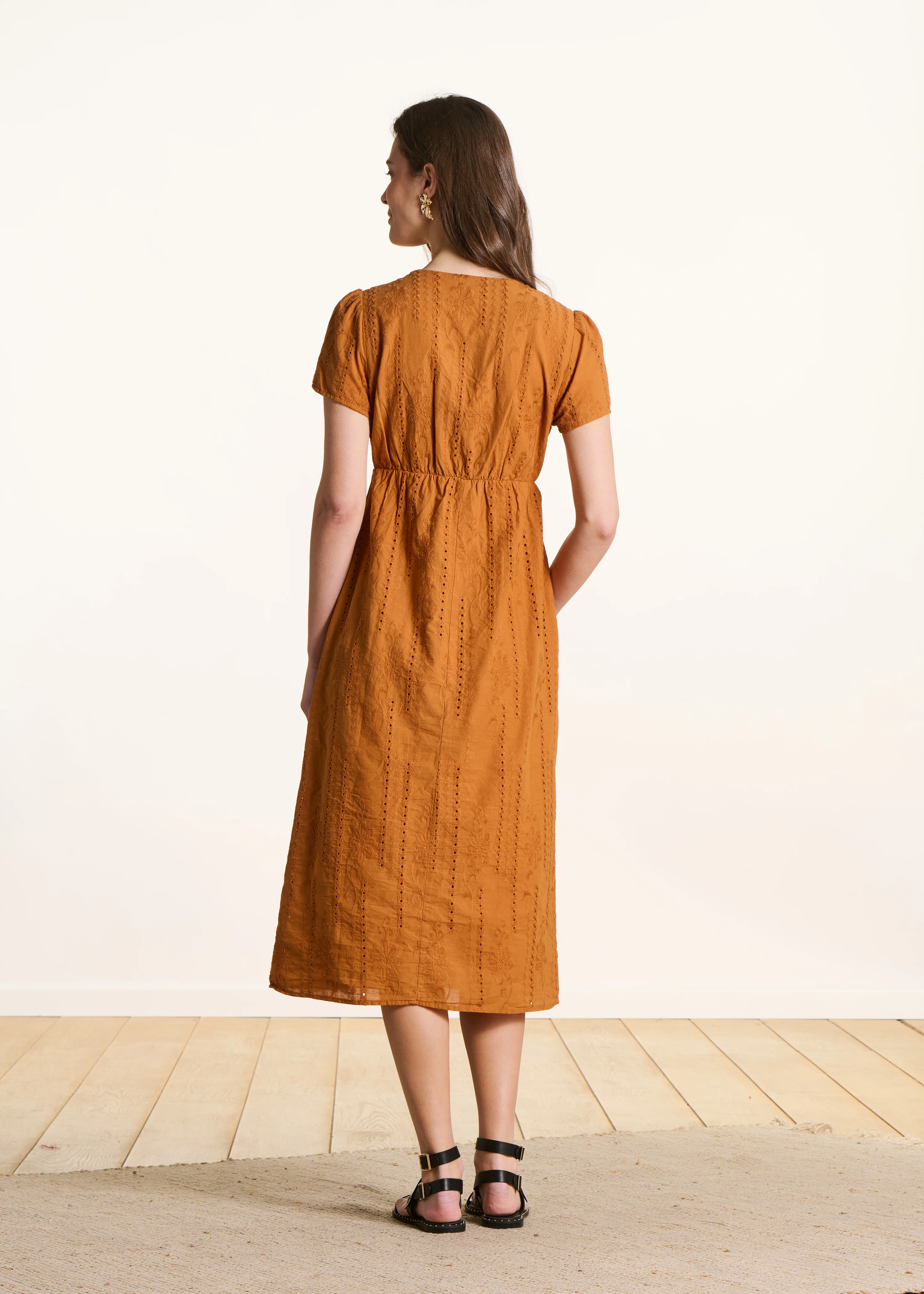 Robe midi ocre en broderie anglaise - Image 2