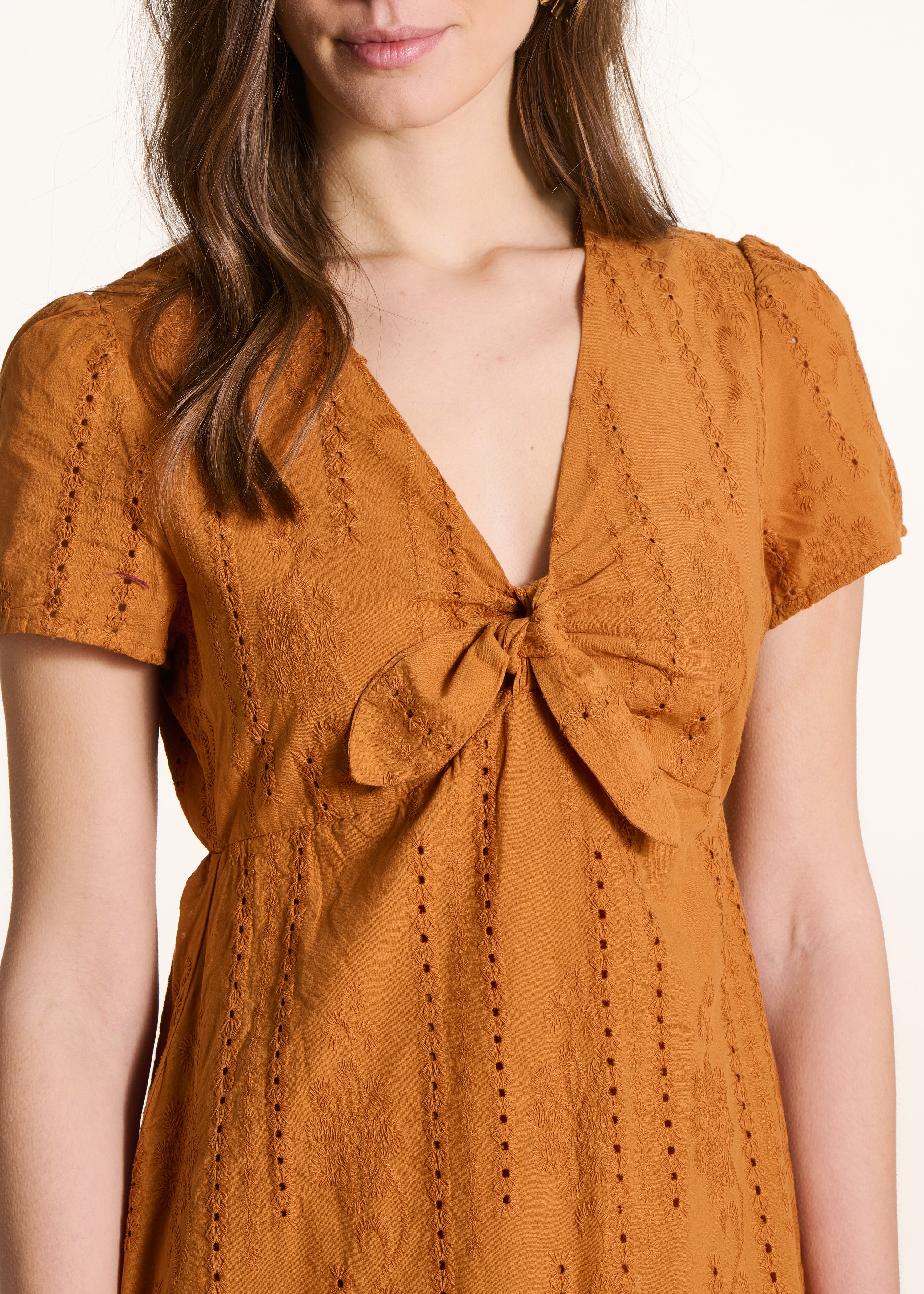 Robe midi ocre en broderie anglaise - Image 4