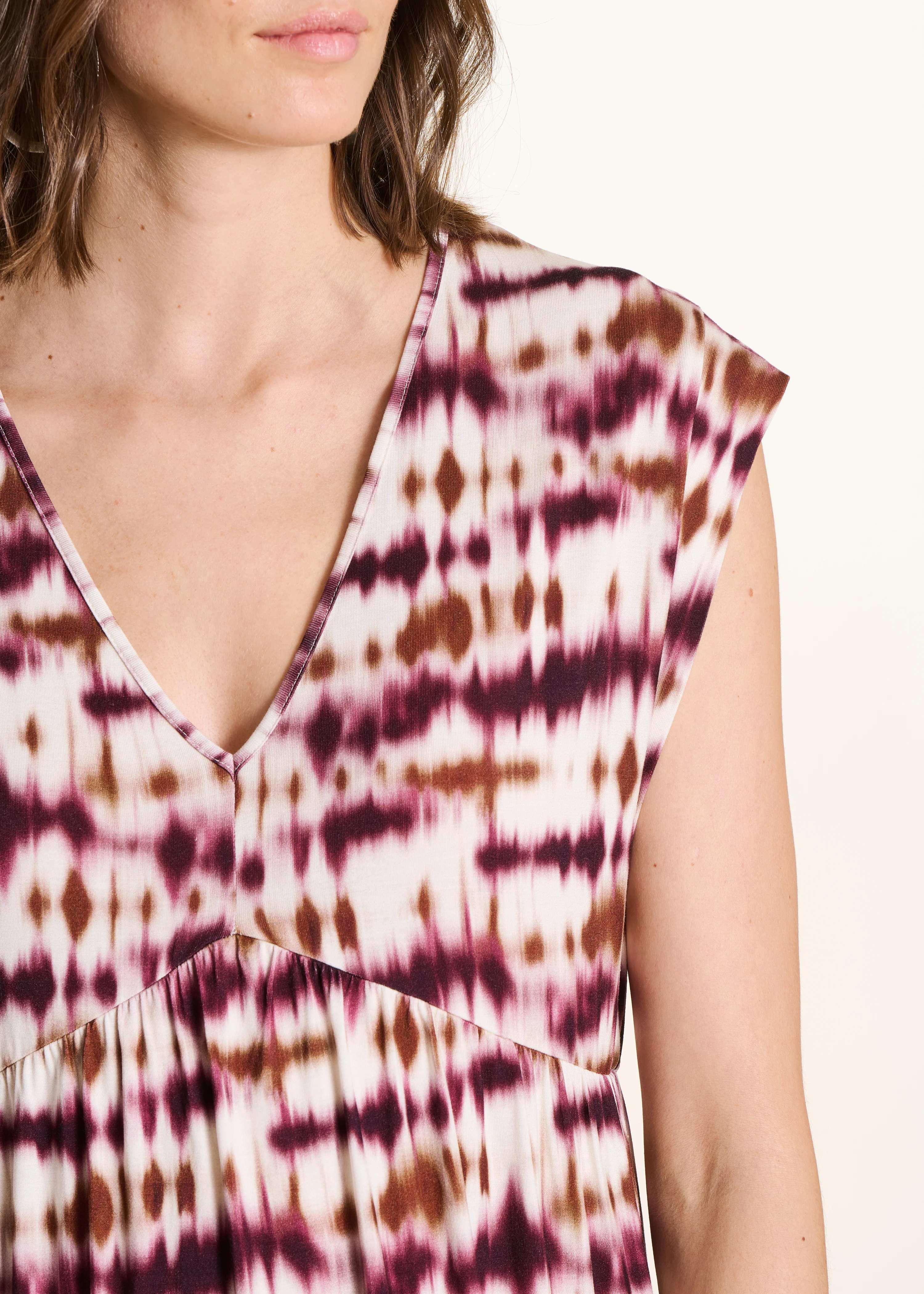 Robe midi col V à imprimé tie & dye bordeaux - Image 4