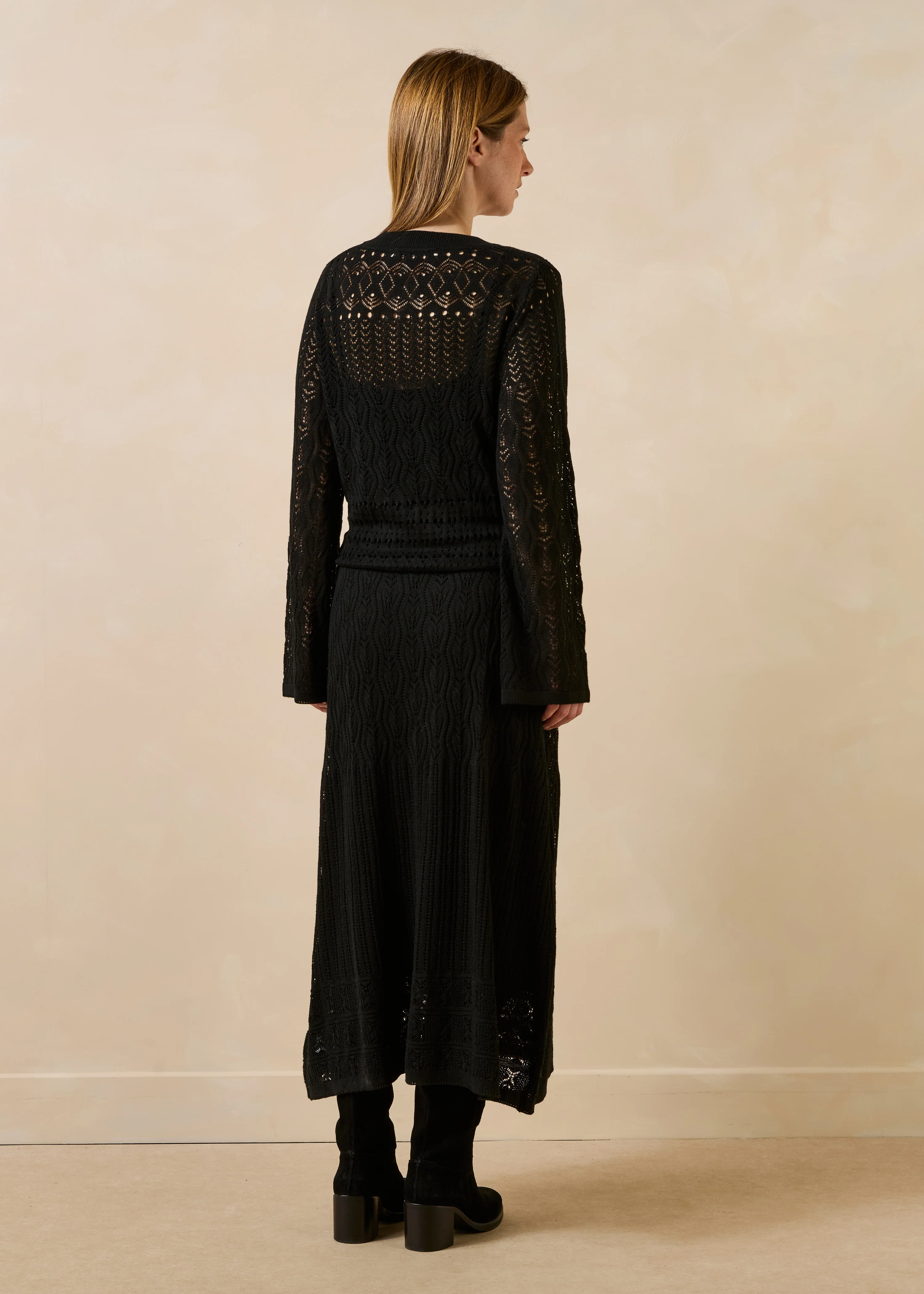 Robe noire ajustée en maille ajourée manches longues - Image 3