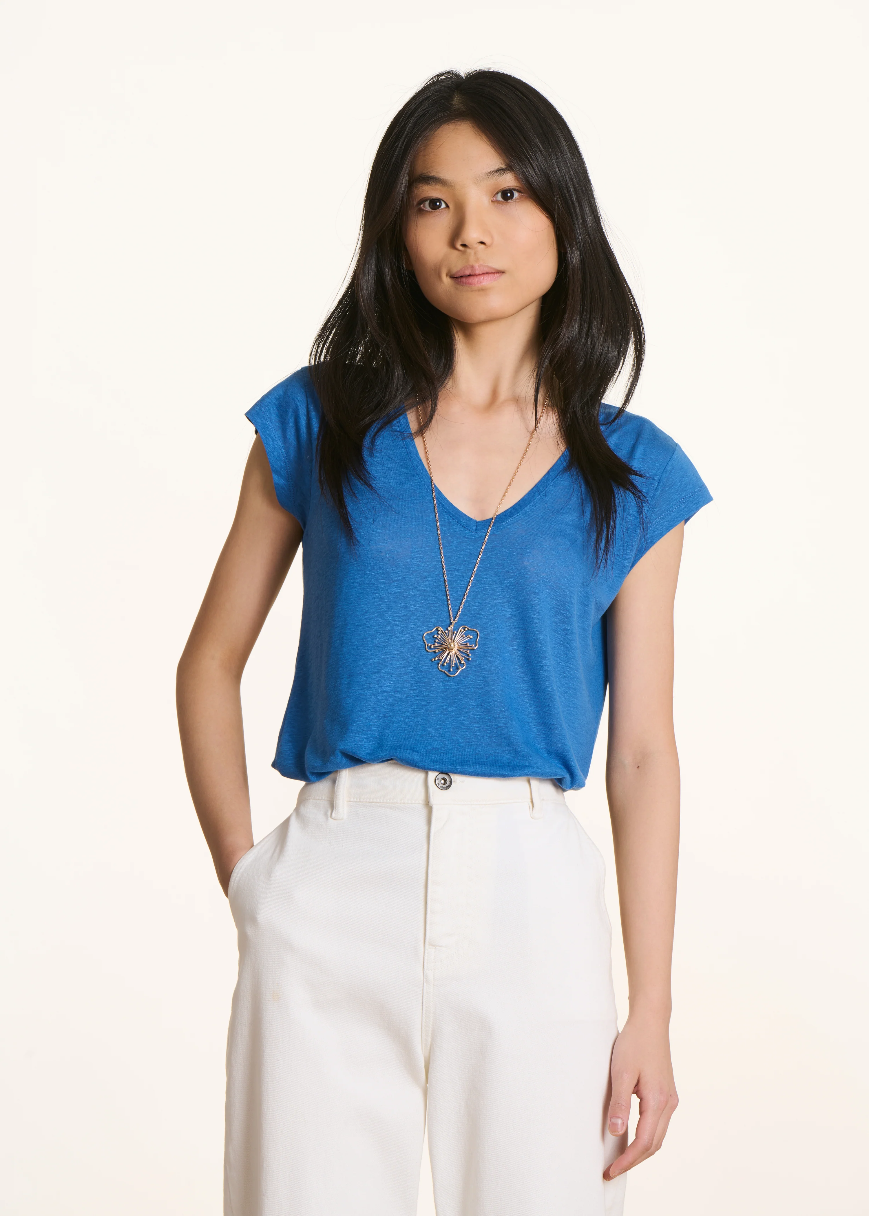 T-shirt bleu en lyocell col V manches courtes