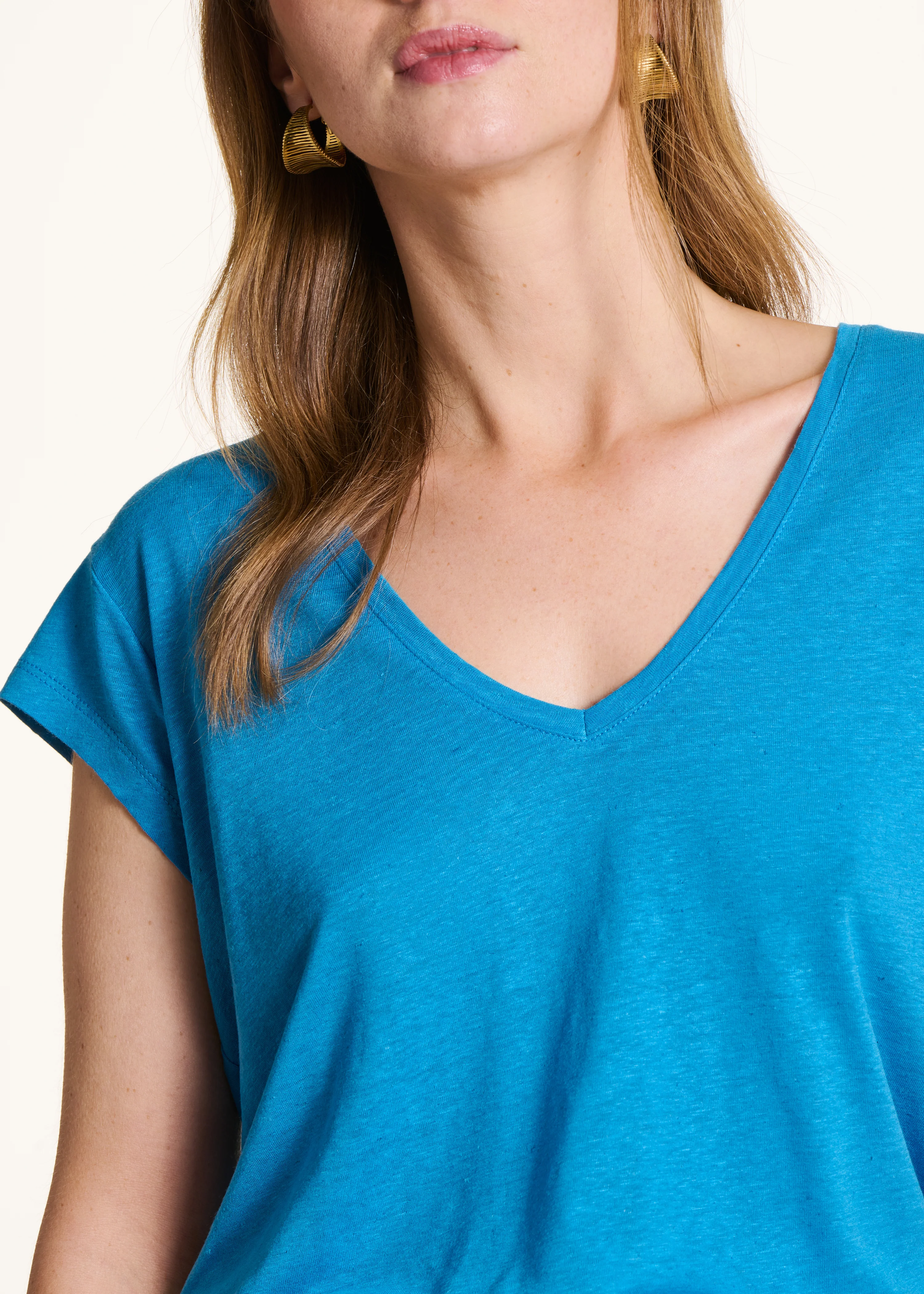 T-shirt bleu clair en lyocell col V manches courtes - Image 5