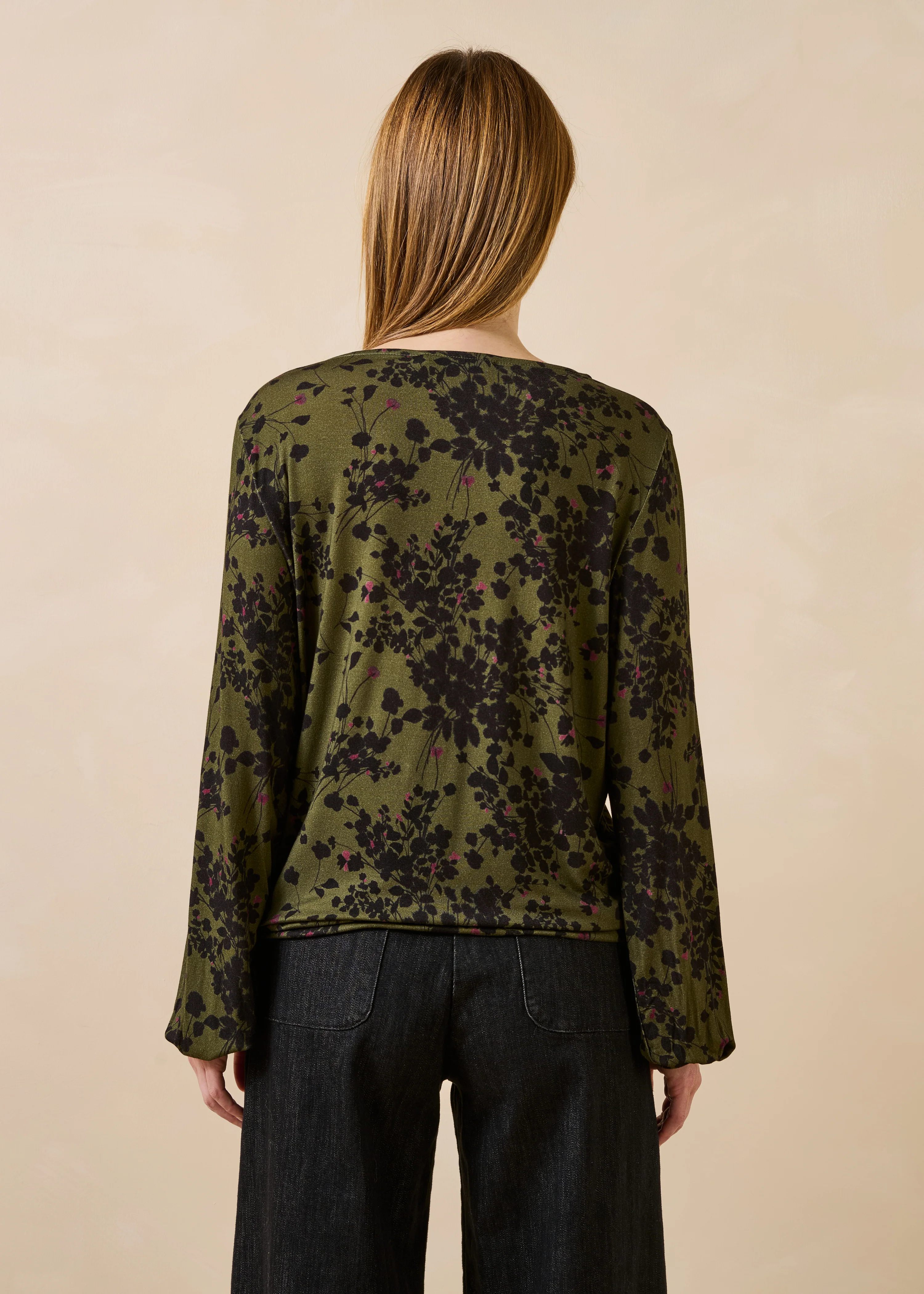 T-shirt kaki et noir fleuri manches longues - Image 3