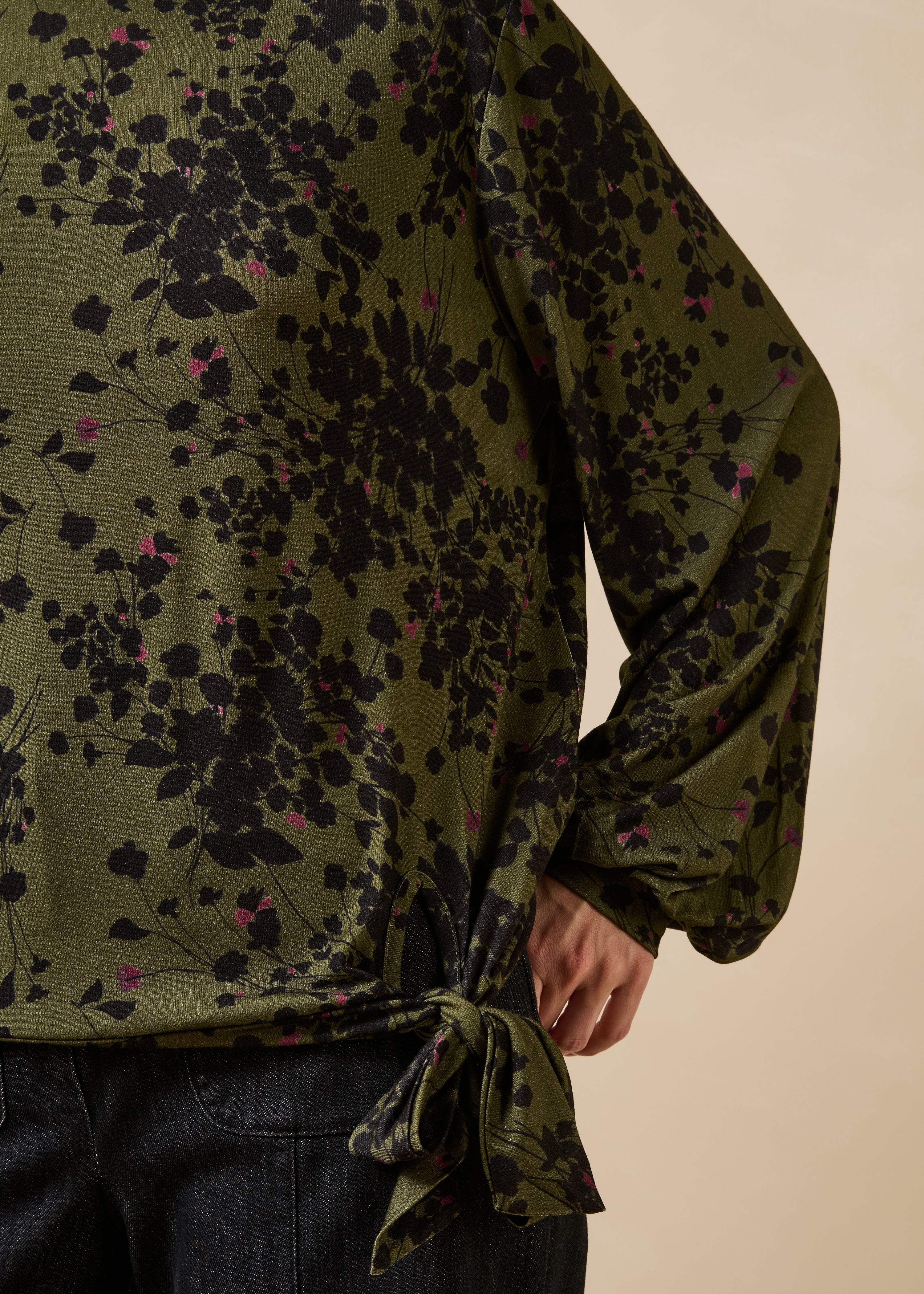 T-shirt kaki et noir fleuri manches longues - Image 5