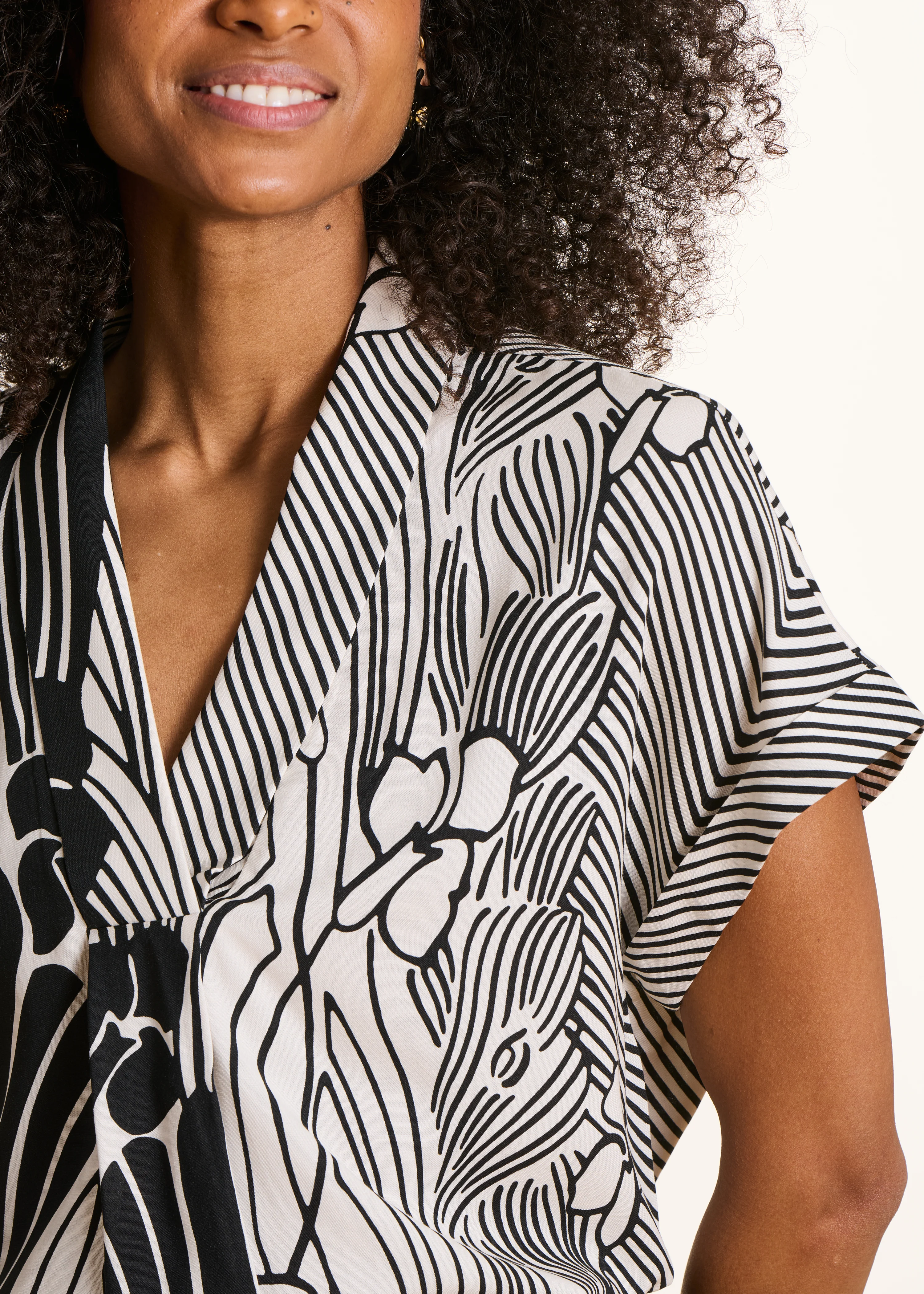 Top ample imprimé floral noir et blanc - Image 5
