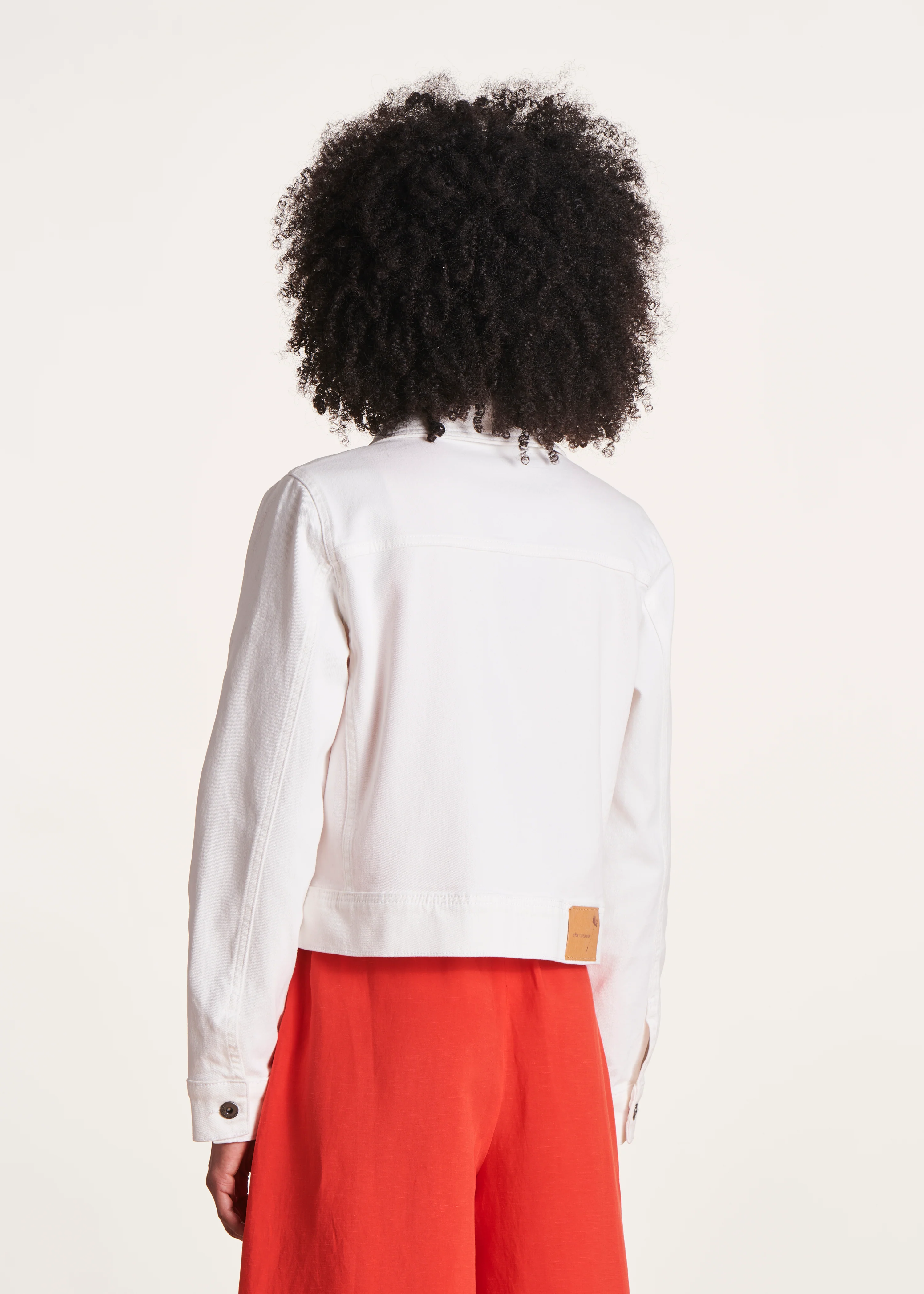 Veste blanche courte ajustée en coton biologique - Image 3