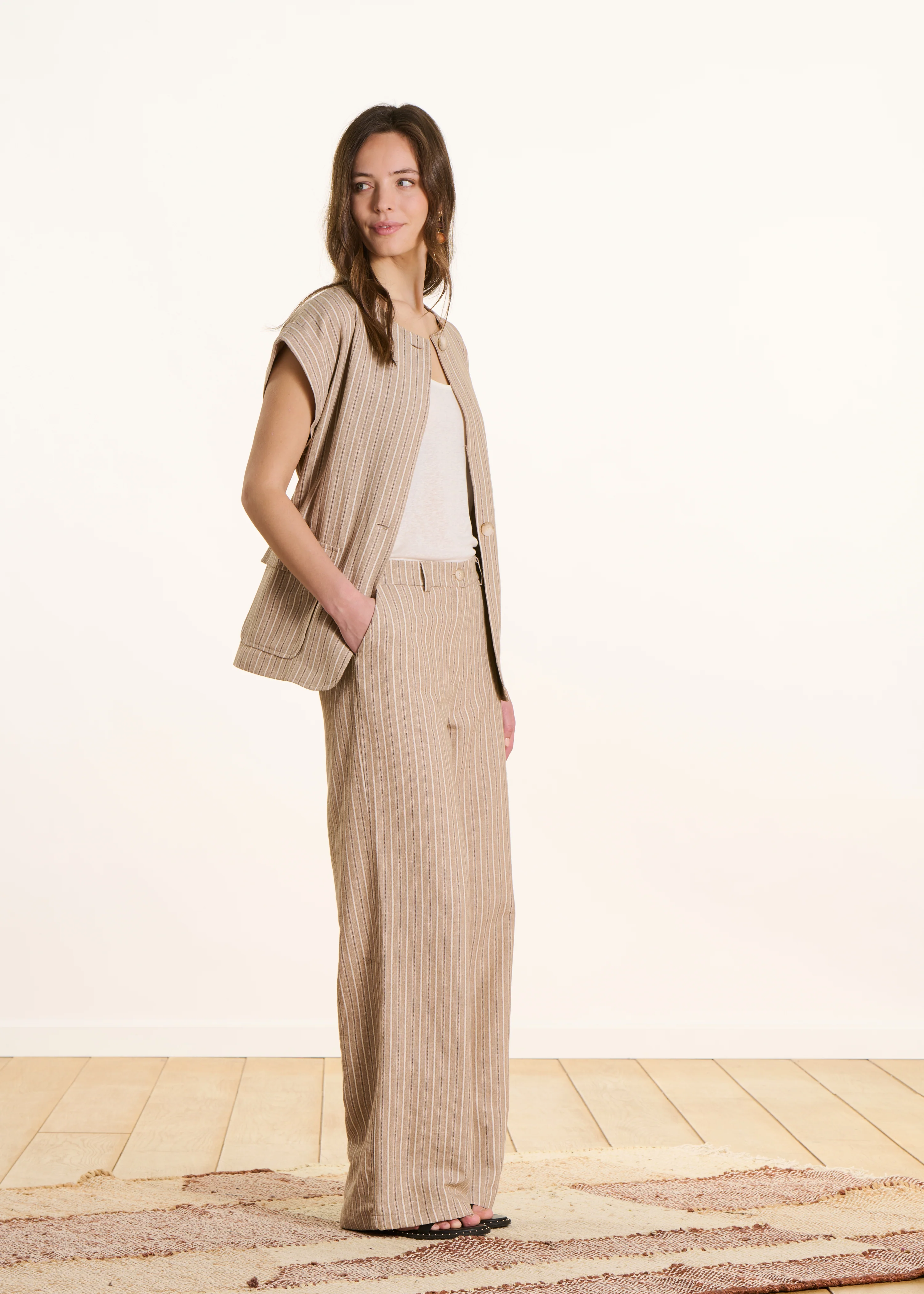 Veste sans manches beige ceinturée à rayures - Image 2